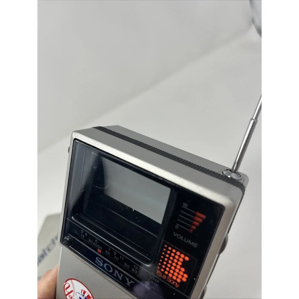 SONY WATCHMAN FD-20A Mini Portable Black White TV AM/FM VHF UHF New York Yankees